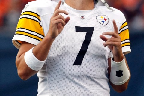 Pittsburgh Steelers starting quarterback Ben Roethlisberger points at the sky after his team kicked a field goal in the first quarter against the Denver Broncos in their preseason NFL football game in Denver