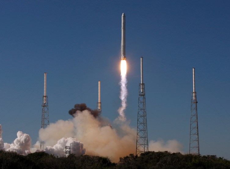 spacex-flight-launches-could-private-space-flight-make-nasa-irrelevant