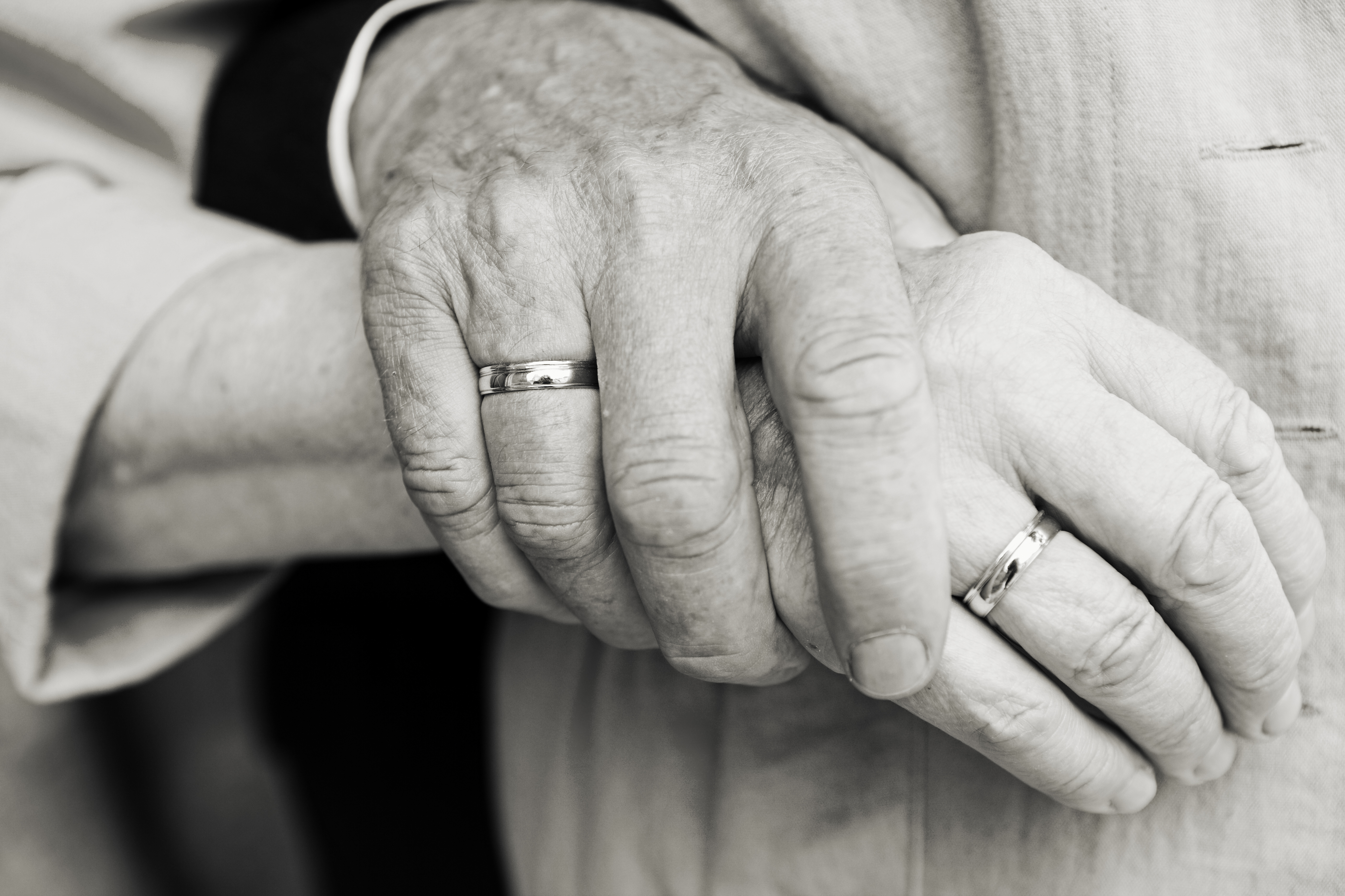 Мужем были в браке уже. Руки пожилых влюбленных. Пожилые держатся за руки. Пожелые ЮДИ держатся за руки. Старики держатся за руки.