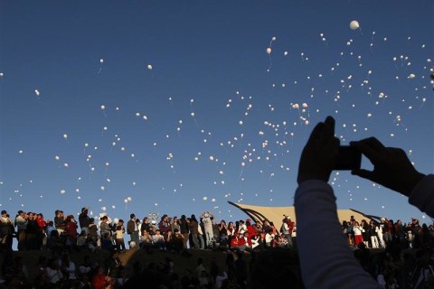 People release white balloons after a religious service celebrated in Ciudad Juarez