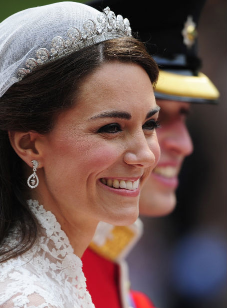 Something Borrowed Kate Middleton Wears The Queen s Cartier Halo