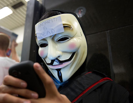 O cara coloca a foto do anonymous e se acha o hacker, mas não sabe