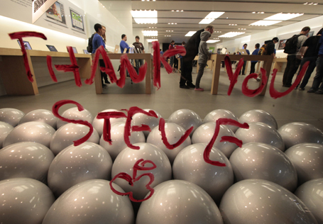 A tribute message is written in lipstick on the window of the Apple Store in Santa Monica