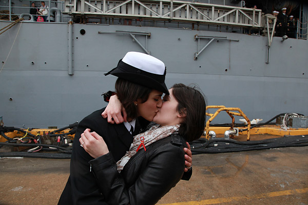 Navy Lesbian Porn - Two Women Share First Kiss Upon Navy Ship's Homecoming | TIME.com