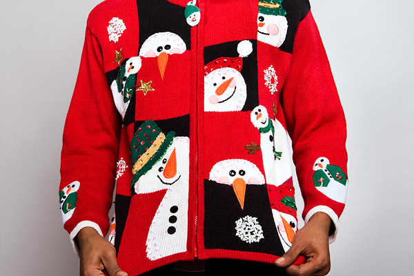 Áo len Giáng Sinh xấu xí đang trở thành một xu hướng thịnh hành trong mùa lễ hội. Sự đa dạng về kiểu dáng và mẫu mã với các hình ảnh đầy sáng tạo, độc đáo sẽ khiến bạn có cảm giác khoái trá khi tranh thủ chiêm ngưỡng những bức tranh vô cùng thu hút này.