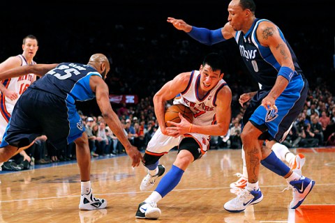 New York Knicks point guard Lin drives to the basket between Dallas Mavericks Marion and Carter at Madison Square Garden in New York