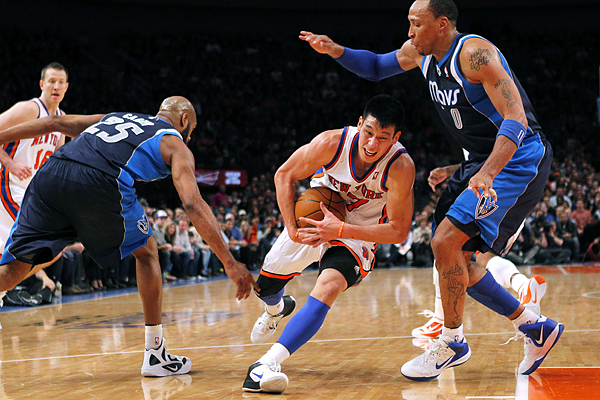 New York Knicks point guard Lin drives to the basket between Dallas Mavericks Marion and Carter at Madison Square Garden in New York