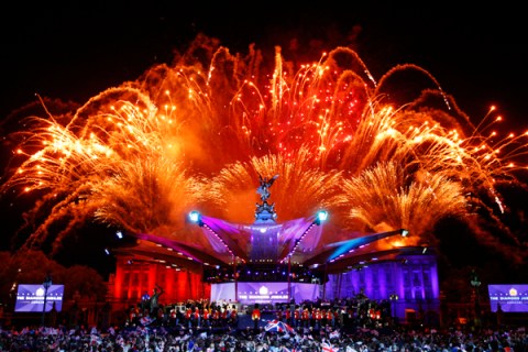 Fireworks explode over Buckingham Palace 
