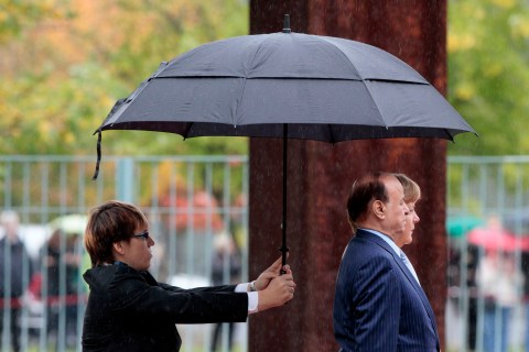 Merkel and Mansour share an umbrella
