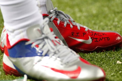The shoe of Giants receiver Victor Cruz bears the words R.I.P. Jack Pinto in Atlanta