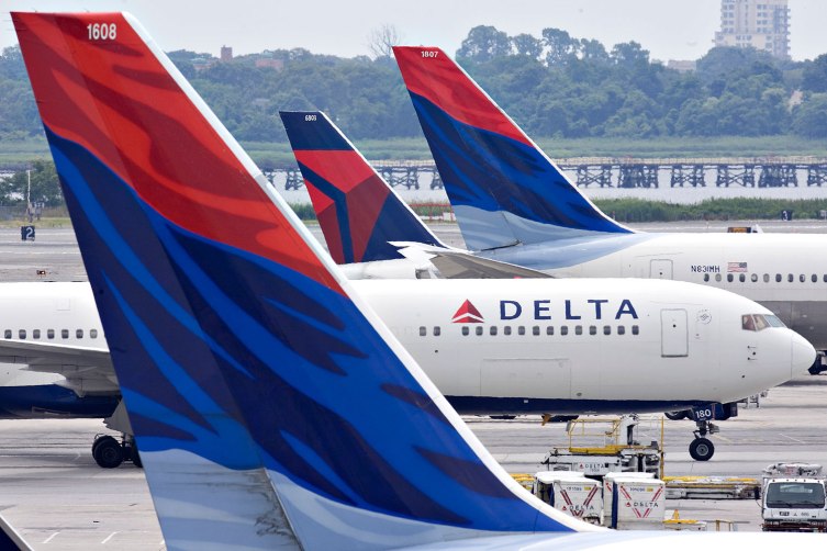 delta-airlines-receives-22-000-applications-for-300-jobs-time