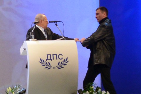 Oktai Enimehmedov attacks Ahmed Dogan as he delivers a speech in Sofia