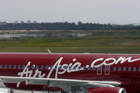 An Air Asia Airbus A320 (background) lan