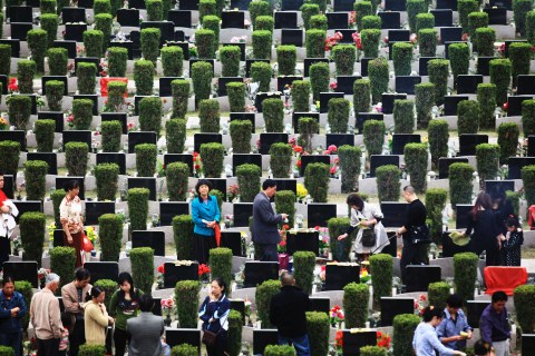 China Marks Tomb-Sweeping Day