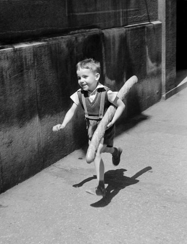 The little Parisian, Paris, 1952. Courtesy of TASCHEN.