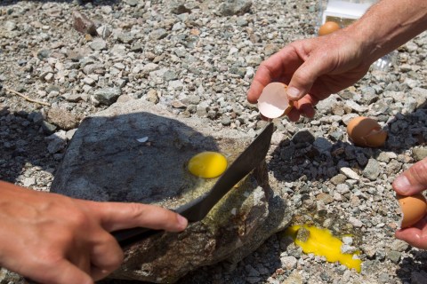 Tourists try frying egg on rock in Death Valley