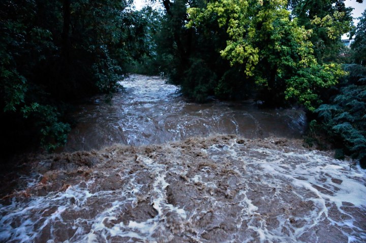 High water levels flow down Boulder Creek following overnight flash flooding in downtown Boulder, Colo., Sept 12, 2013.
